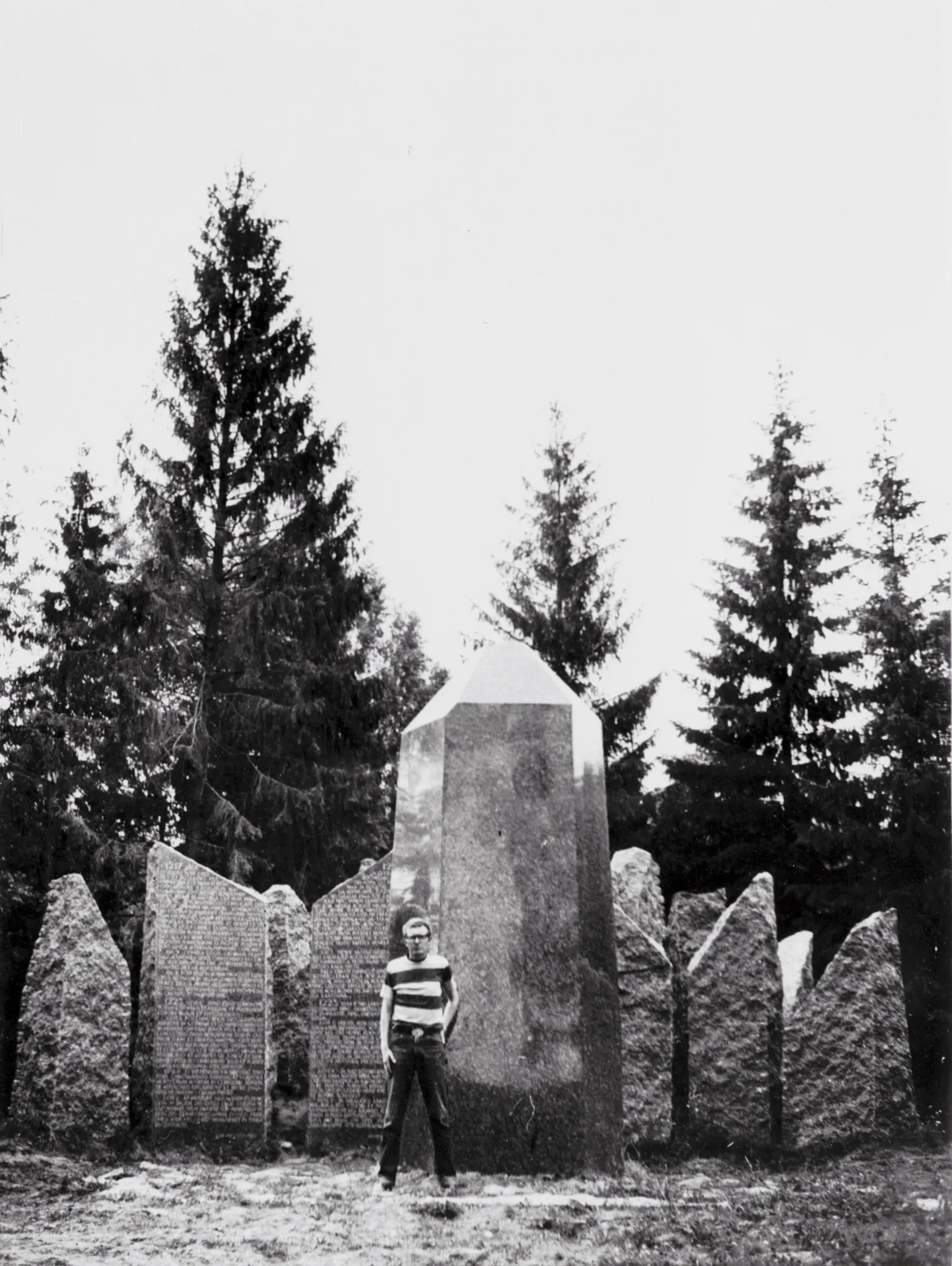 Ülo Stöör ja monument «Sakalamaa kaitsjatele 1217–1223»