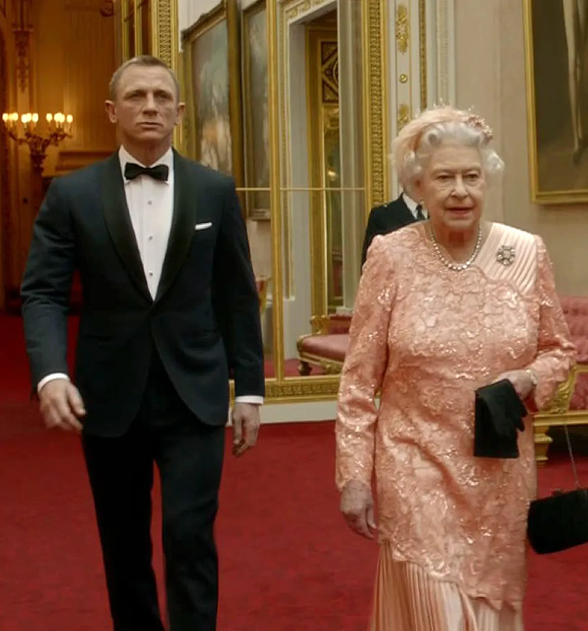 Kaader Londoni 2012. aasta olümpiamängude avatseremooniast. Pildil näitleja Daniel Craig James Bondina eskortimas kuninganna Elizabeth II Buckinghami palees