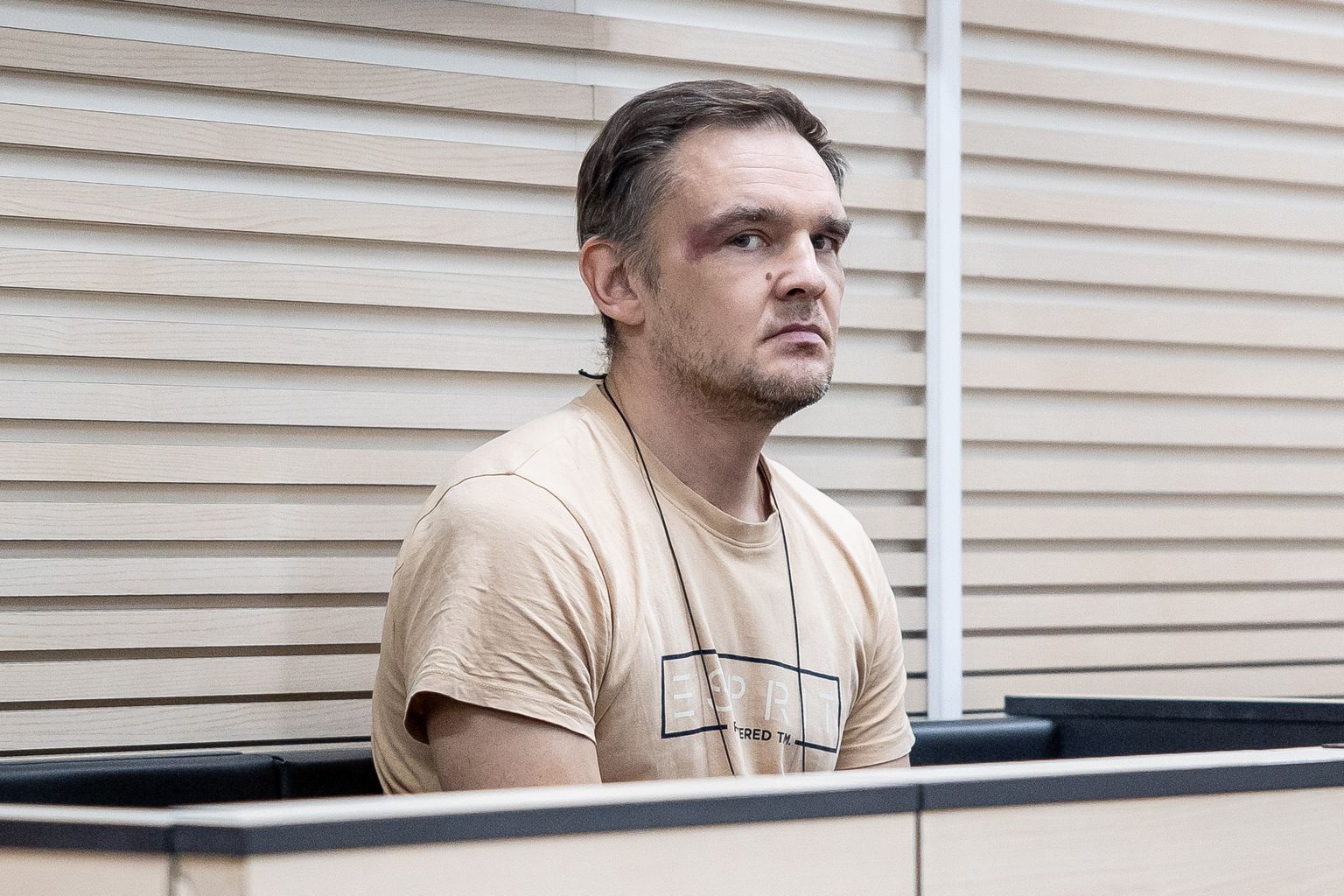 Обвиняемый в неоднократном грабеже с оружием Сергей Кравцов предстал перед судом.