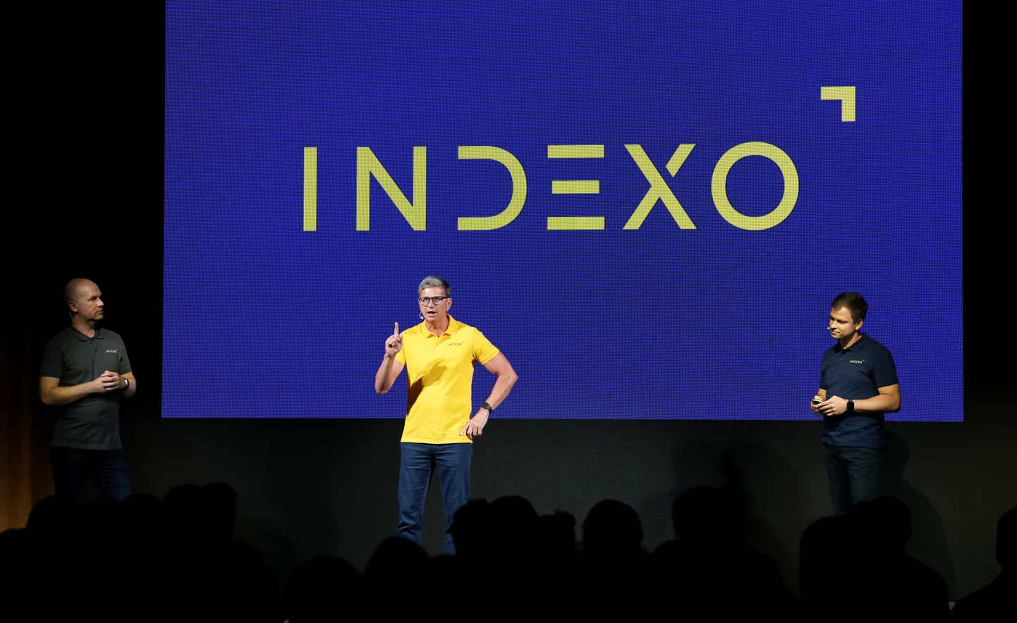"Indexo banka" klientu pieredzes sistēmu pārvaldnieks Mārtiņš Kalniņš (no kreisās), "Indexo banka" valdes priekšsēdētājs Valdis Siksnis un "Indexo banka" privātpersonu segmenta vadītājs Vladimirs Bolbats piedalās "Indexo banka" atklāšanas pasākumā.