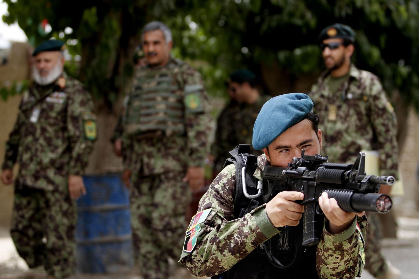 Afganistani rahvusarmee sõdur sihib oma relvaga Sangini rajoonis Kandahari provintsis Lõuna-Afganistanis.