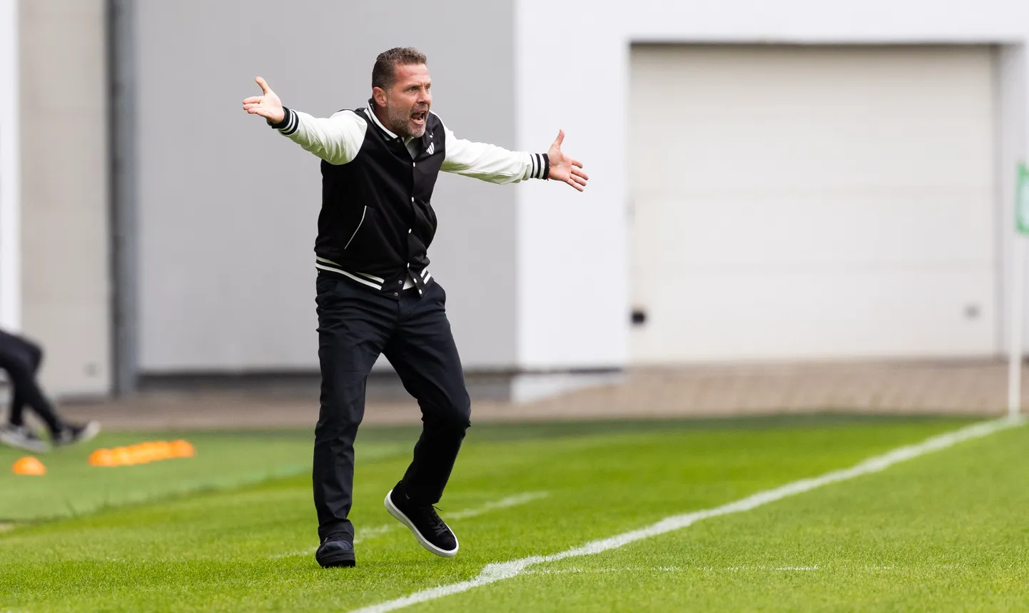 FCI Levadia peatreener Curro Torres pühapäevasel Tallinna derbil platsi ääres meeskonda juhendamas. Tehnilises alas liikus hispaanlane enamasti karguta, mida ta kasutab seoses parema jala traumaga.
