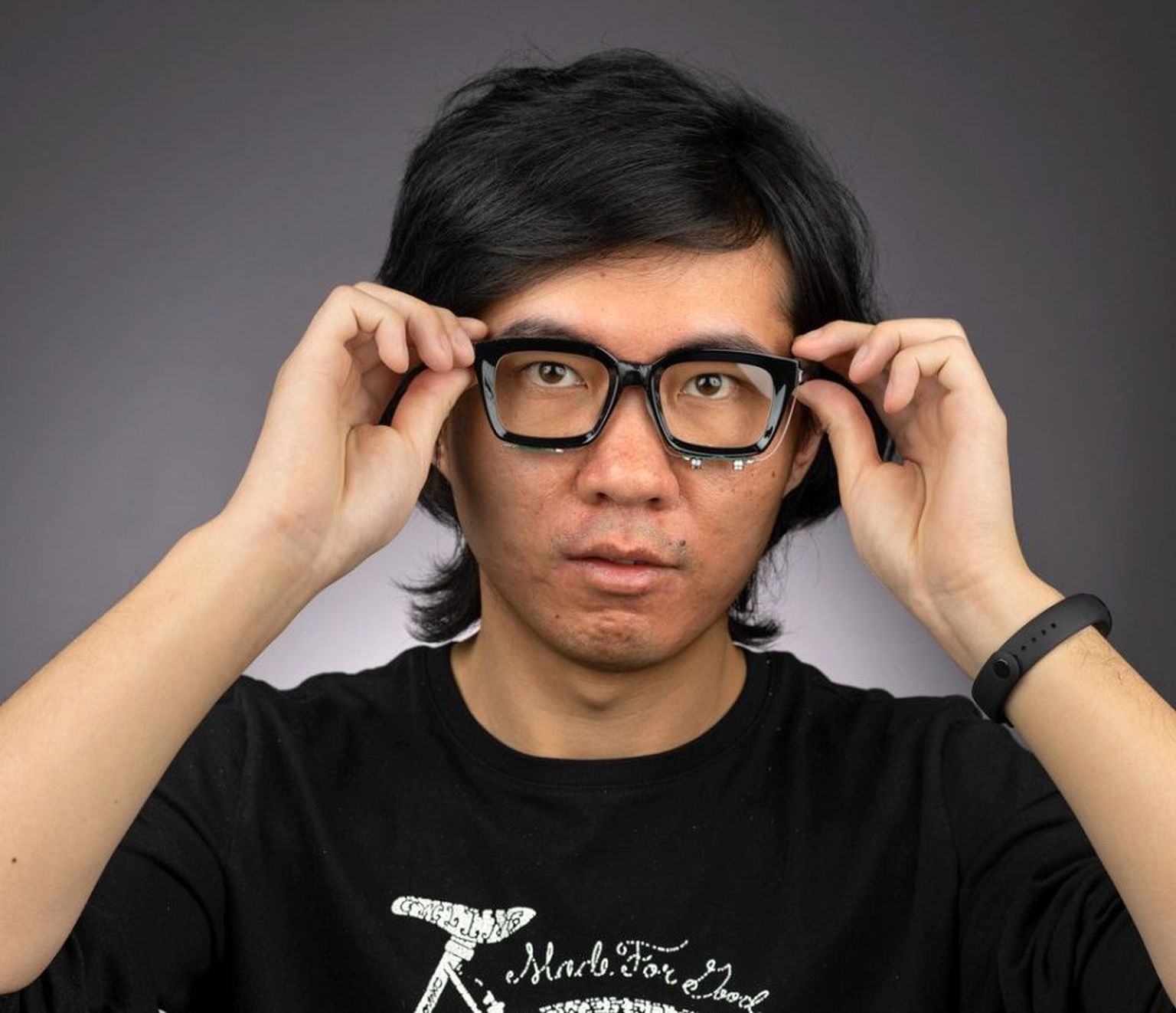 Doktorant Ruidong Zhang demonstreerib, kuidas huultelt lugemise prillid töötavad. Tavalistest prillidest on neid raske eristada, sest ultrahelisüsteemi saab peita prilliraamidesse.