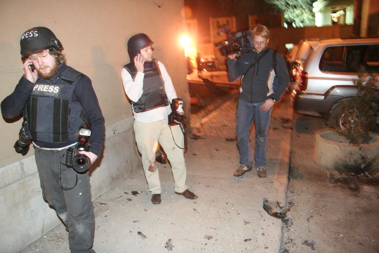 Rootsi ja Norra ajakirjanikud hotell Serena juures pärast mullu jaanuaris aset leidnud terrorirünnakut.