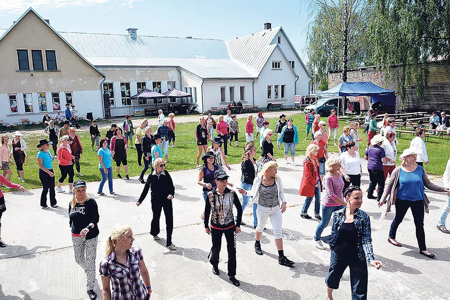 Line-tantsufestivali peaareeniks on juba mitmendat aastat Nooruse maja õu.