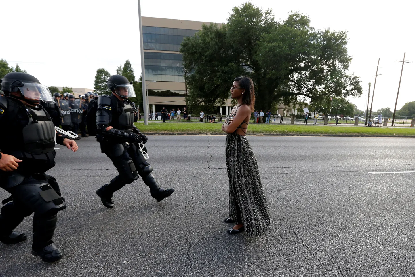Meeleavalduste käigus kuulsaks saanud pilt, kus Ieshia Evans protesteerib politseinike vastu.