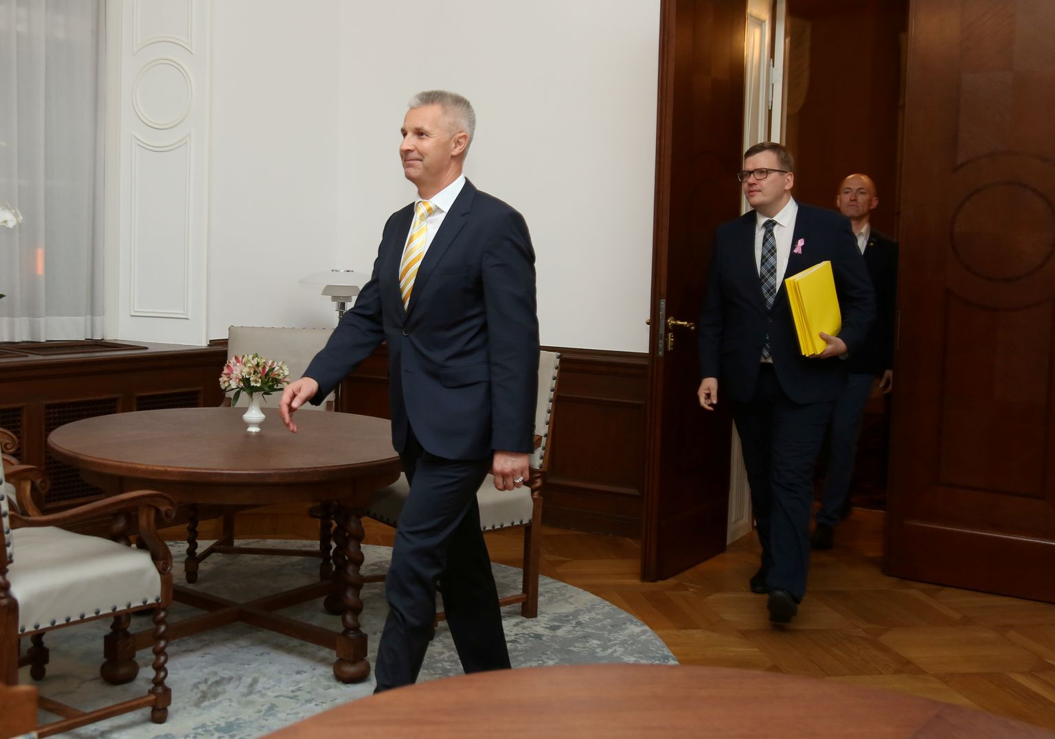 Partiju apvienību "Attīstībai / Par!'' - pārstāvji Ministru prezidenta amata kandidāts, Eiropas Parlamenta deputāts Artis Pabriks (no kreisā), Juris Pūce un partijas līdzpriekšsētājs Daniels Pavļuts ierodas uz tikšanos ar Valsts prezidentu Rīgas pilī.