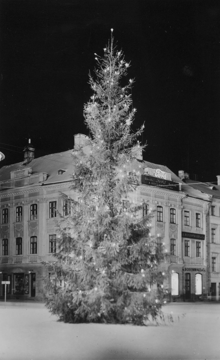 1937. Jõulukuusk Tartu Suurturul. / Filmiarhiiv