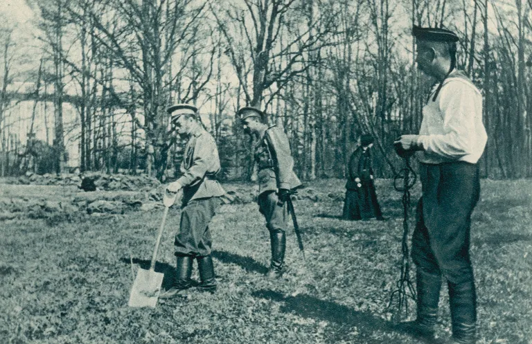 Valvurite vahi all osaleb Nikolai II aiatöödes Tsarskoje Selos.