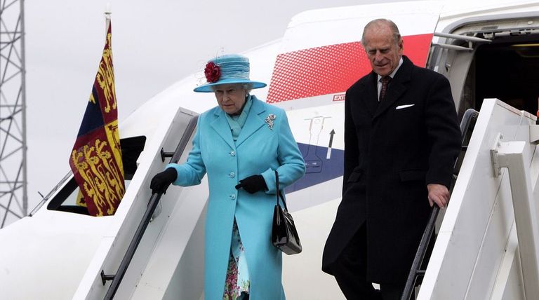 Королева Великобритании Елизавета II и ее супруг принц Филипп, герцог Эдинбургский в Таллиннском аэропорту.