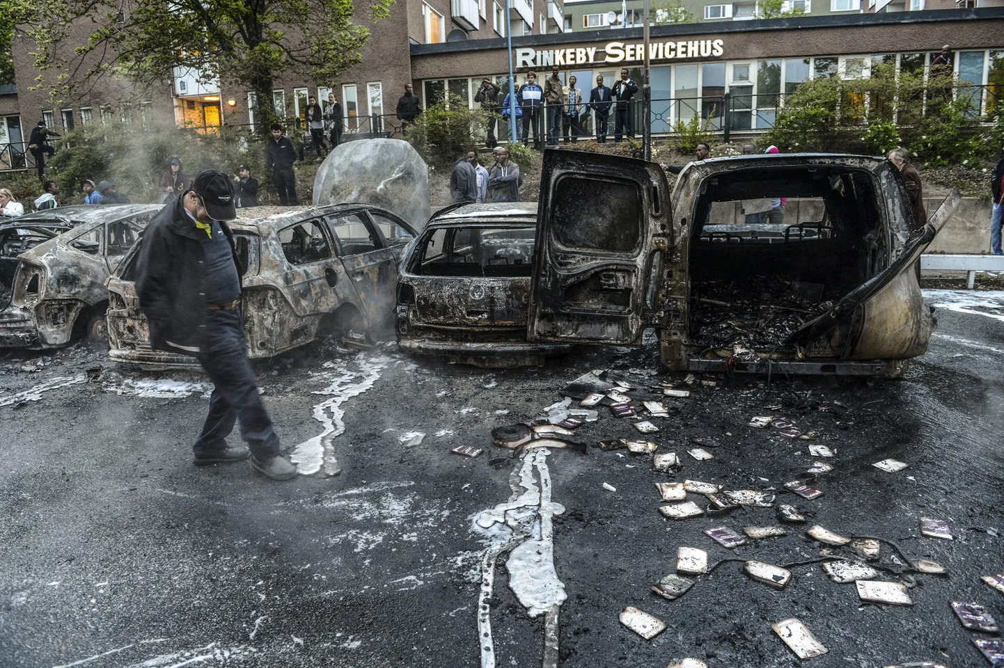 Pildil noorterahutuste tagajärjed Stockholmi äärelinnas.