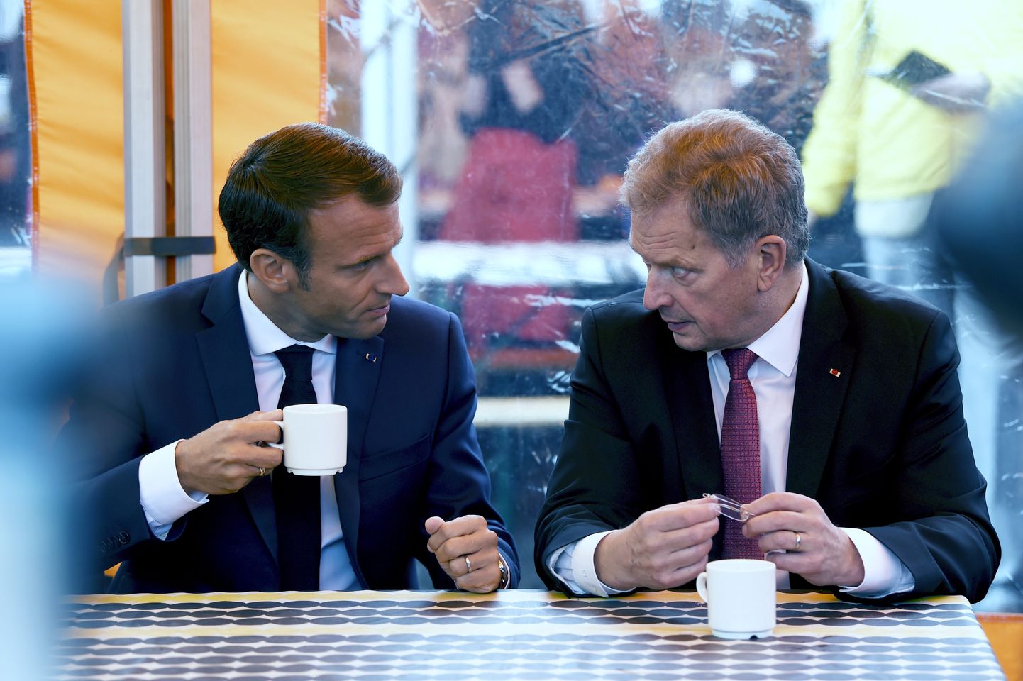 Prantsusmaa president Emmanuel Macron Soome visiidil koos president Sauli Niinistoga kohvi joomas, mis hiljem palju kõneainet tekitas.