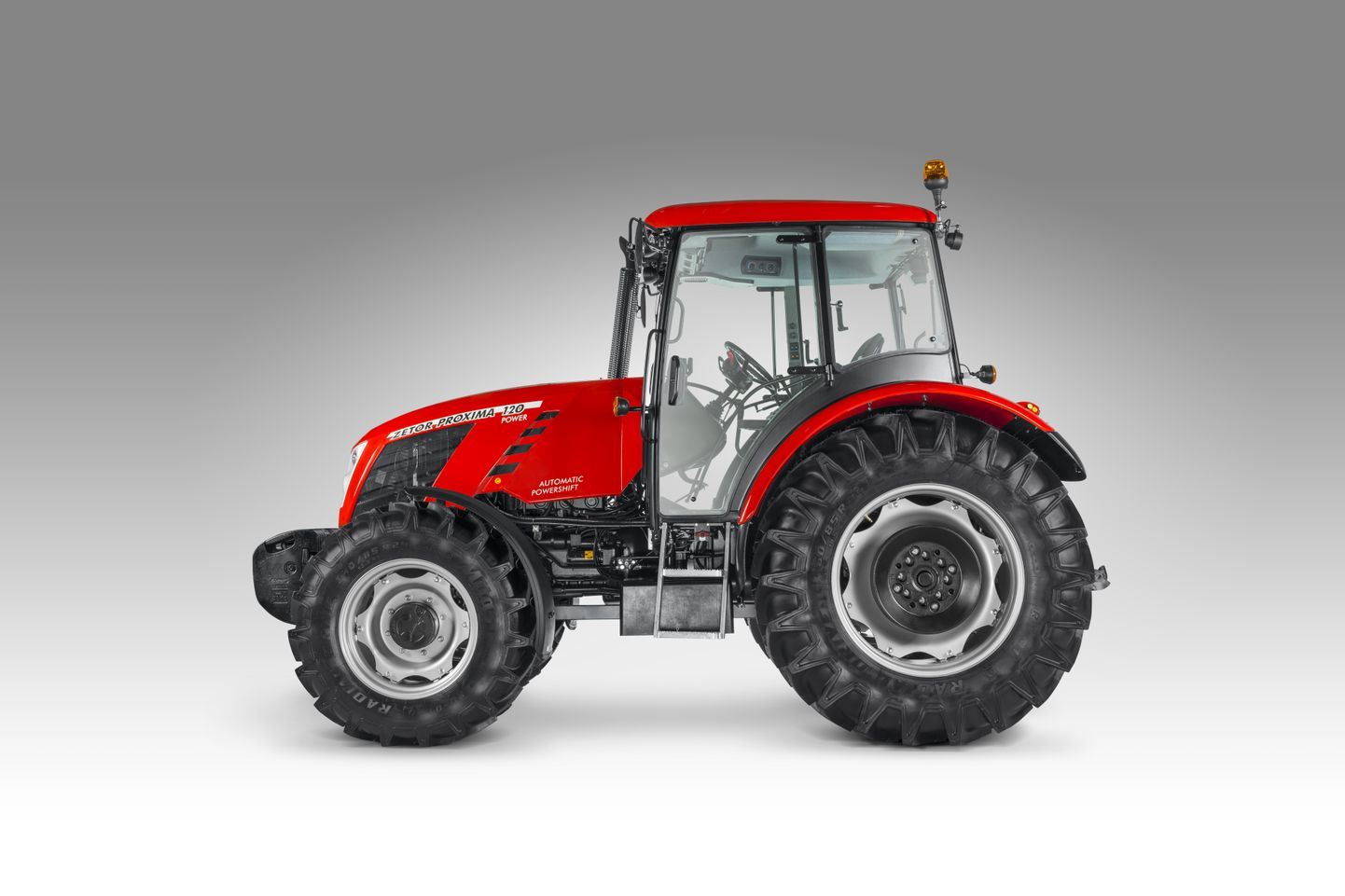 Zetor Proxima 120 HS on varustatud Tšehhi traktoritootja enda neljasilindrilise 16 klapiga 4,2liitrise mootoriga, kuni 117 hj. Kiirust arendab see traktor kuni 40 km/h.