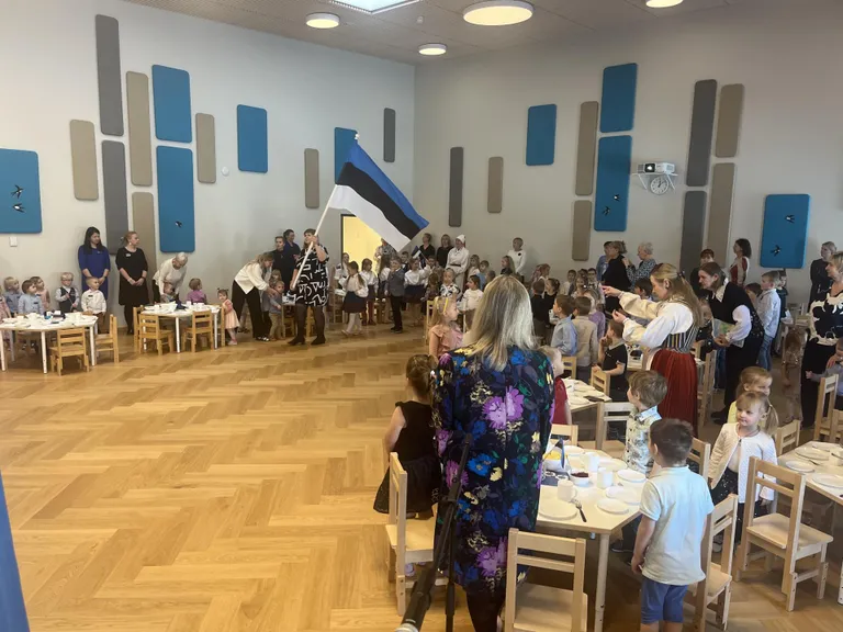 Lasteaed tähistas lähenevat iseseisvuspäeva ühise lõunasöögi ja kontserdiga.