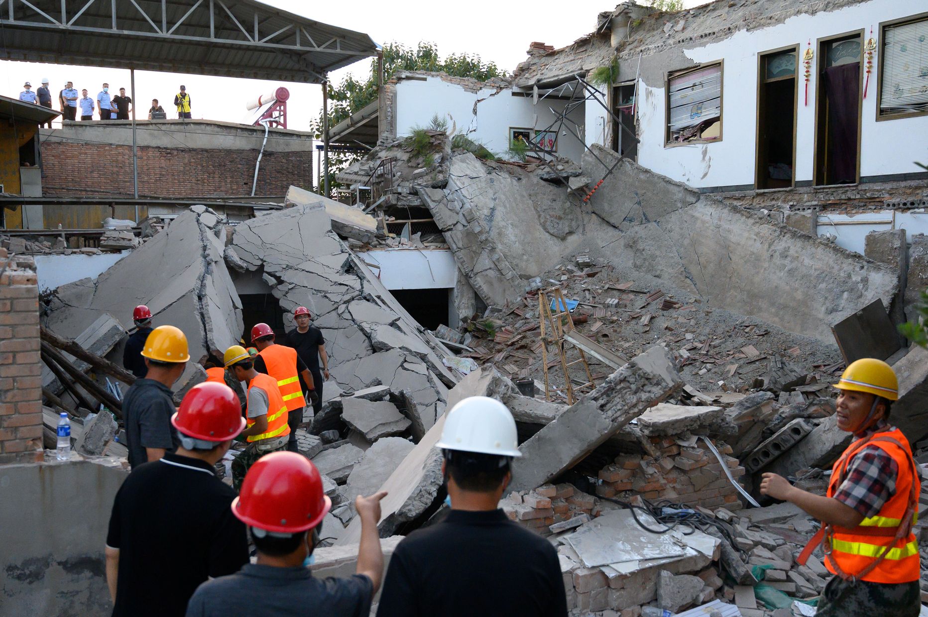 Päästetöötajad tegutsemas Hiinas Xiangfenis, kus restoranihoone varingus sai surma vähemalt 29 inimest.