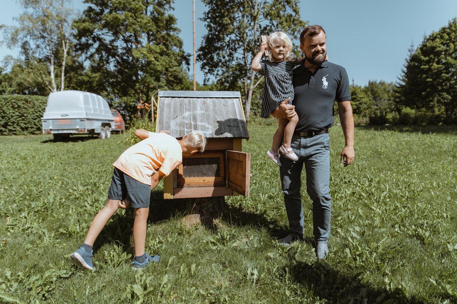 Jaani talu peremees Raimo Mihkelson peab Lääneranna vallas mesinikuametit kolmandat põlve ja tema lapsed Mirte ja Mark teavad, kuidas mesilindudega käituda.