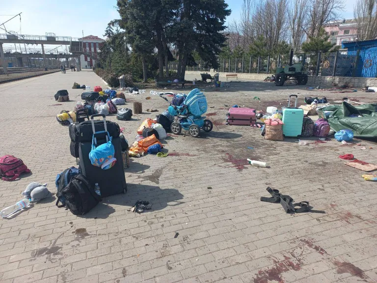 Ukraina president Zelenslõi Telegrami kanalisse postitatud pilt rünnakujärgsest Kramatorski rongijaamast.