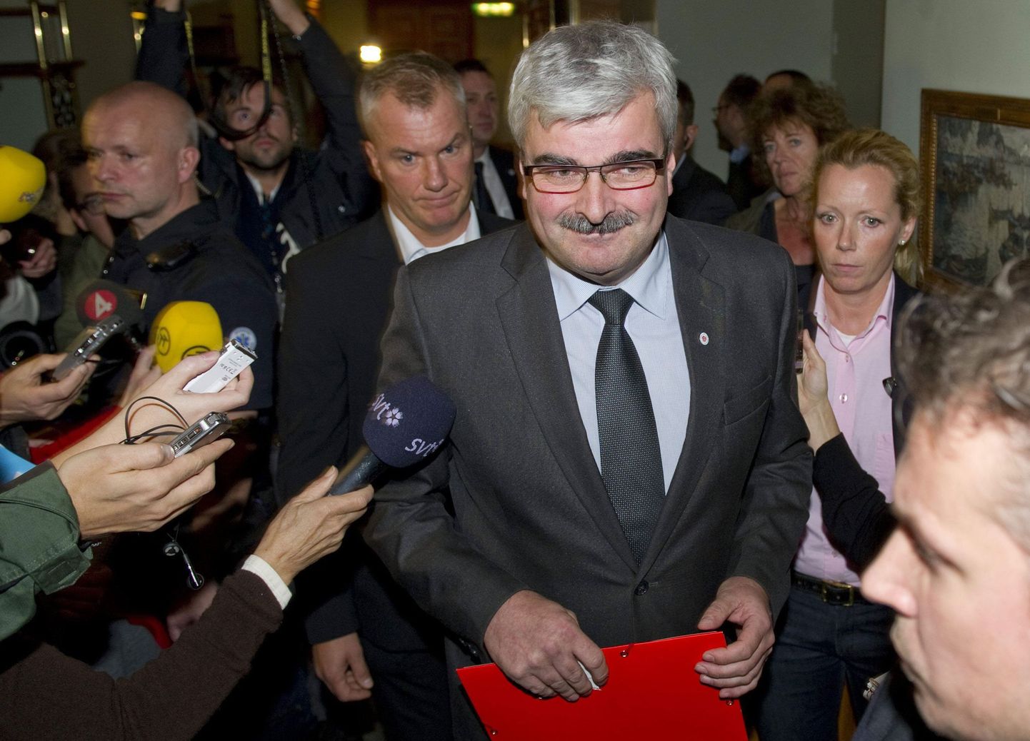 Rootsi sotsiaaldemokraatide juht Håkan Juholt (keskel) pani täna ameti maha.