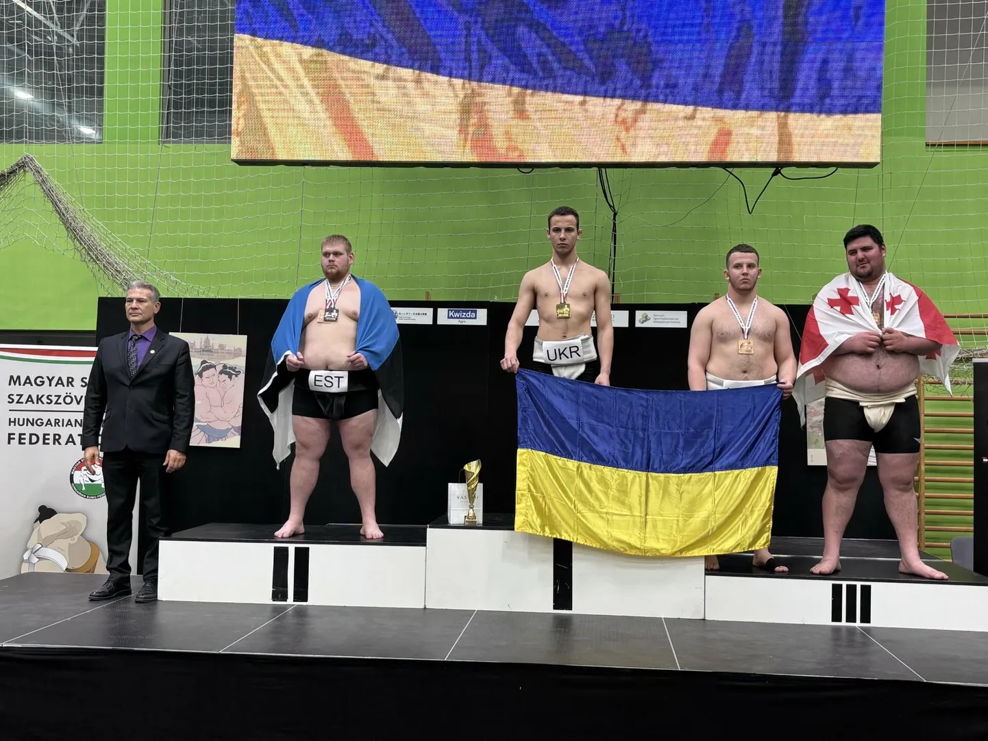 Xsander Solbaja (vasakult teine) võitis U23 sumo Euroopa meistrivõistlustel absoluutkategoorias hõbemedali.