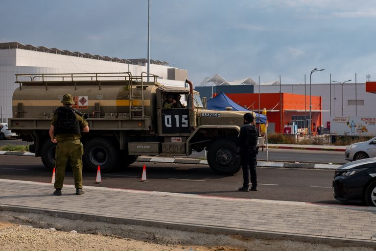 Израильский контрольно-пропускной пункт в Ашкелоне недалеко от сектора Газа.