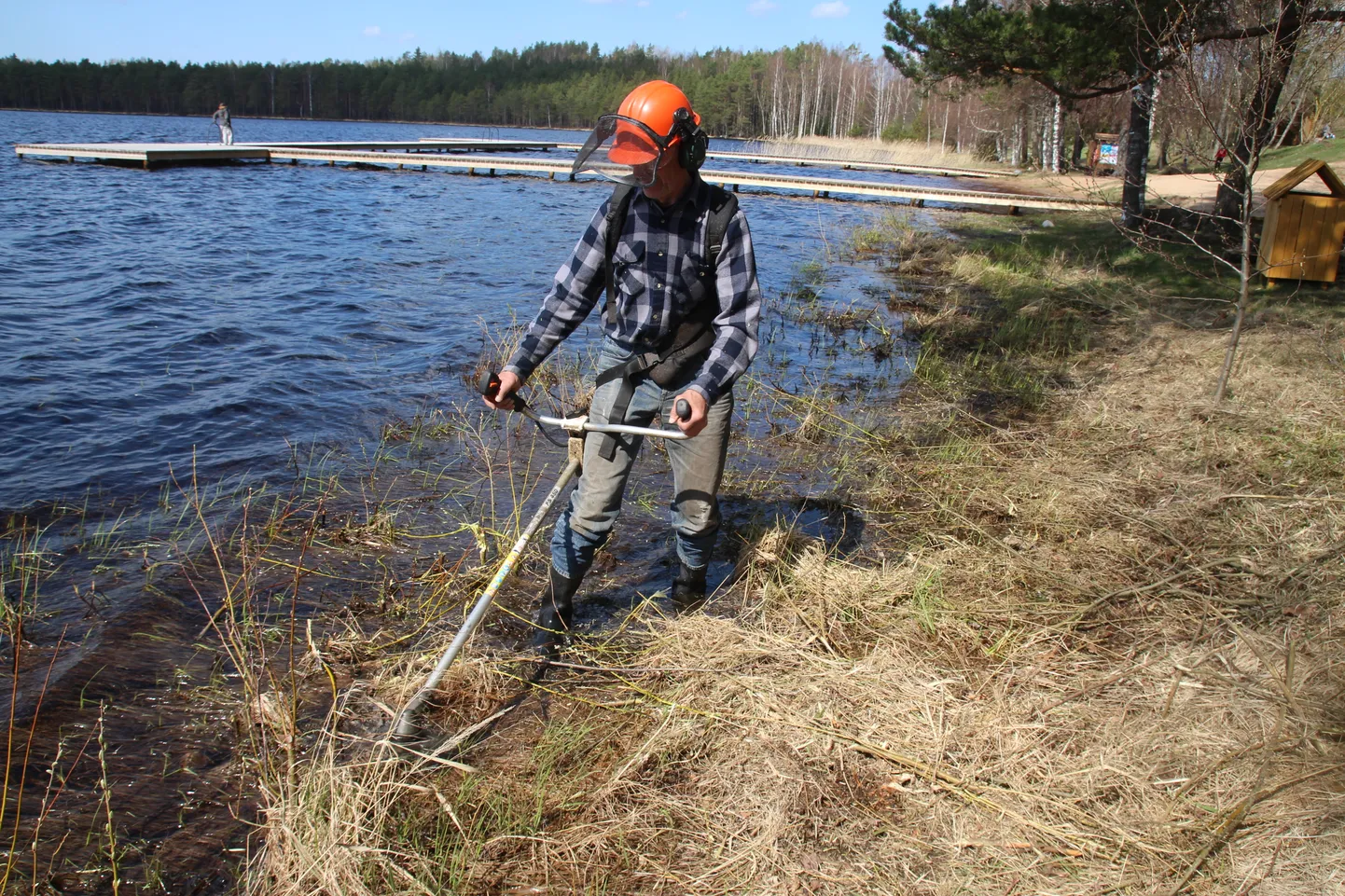 Kirikumäe järve ujumiskoha ja matkaraja korrastamine Teeme Ära talgute raames.