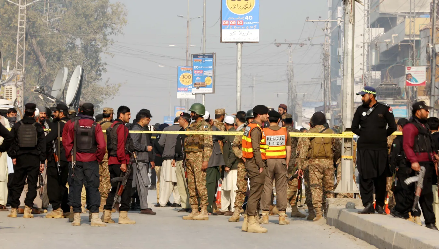 Julgeolekutöötajad plahvatuskohas Pakistani loodeosas asuva Khyber Pakhtunkhwa provintsi keskuses Peshawaris, kus 5. detsembril kärgatanud plahvatuses sai haavata seitse inimest, nende seas neli last. Foto on sõjaväelaste hukkumise looga seoses illustreeriv.