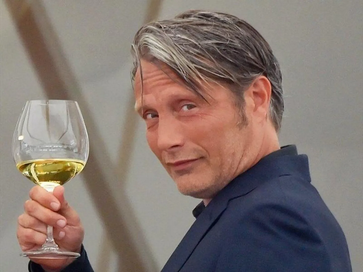 «Skål!», Martin (Mads Mikkelsen). Meil alkohol aitab elada, võita! Film «Järgmine ring».