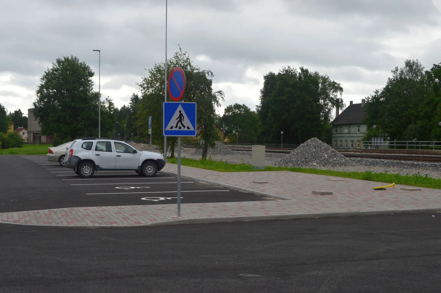 Autod Türi raudteejama lähedusse veel ehitusjärgus olevas parklas.