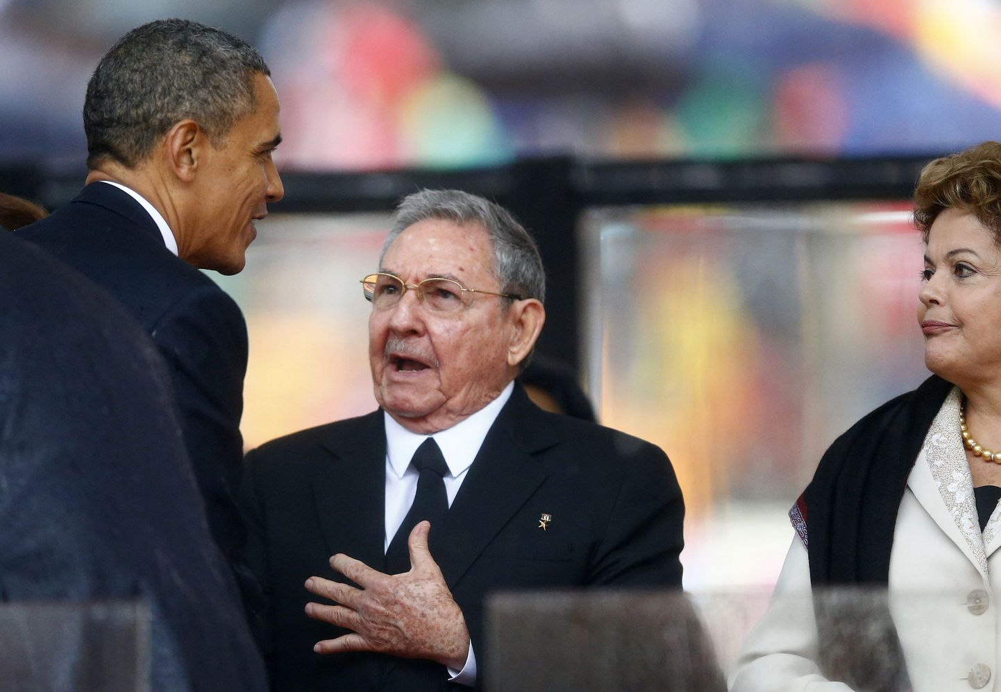 Barack Obama ja Raul Castro käepigistus Nelson Mandela mälestusteenistusel.
