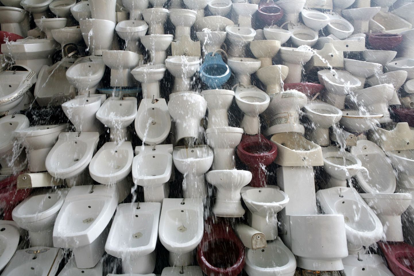 WC-pottidest ja kraanikaussidest installatsioon