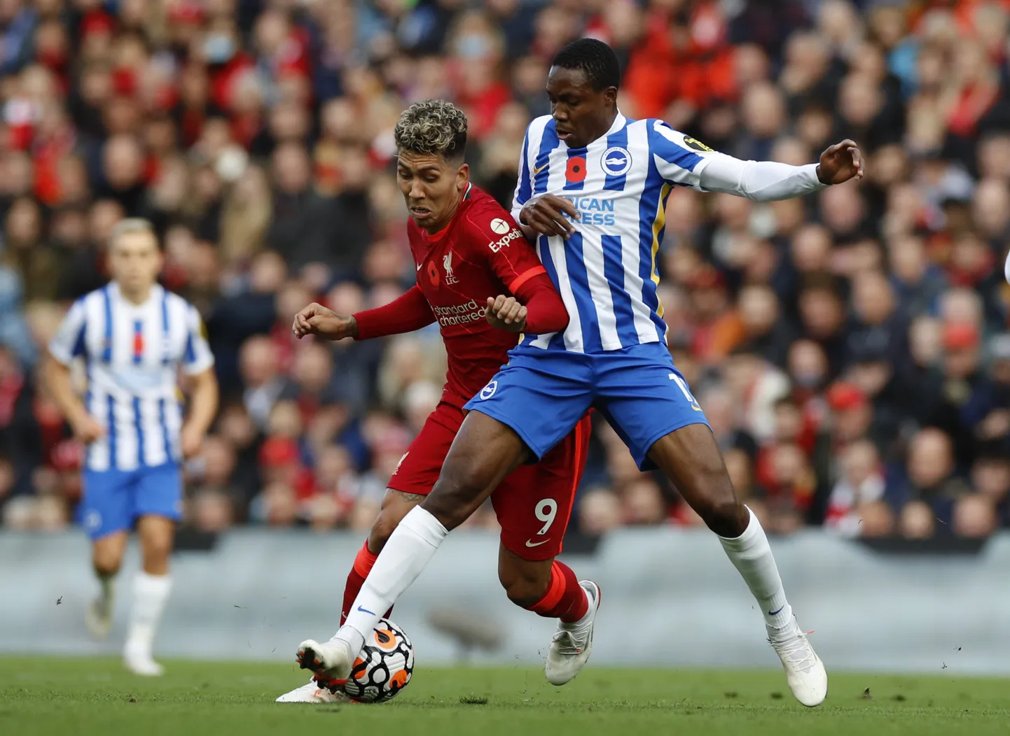 Enock Mwepu (paremal) võitlemas Liverpooli tähe Roberto Firminoga palli nimel.