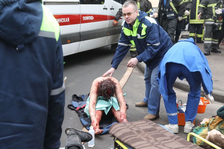 2010. aastal Moskva metroorünnakus kannatada saanud inimene kiirabitöötajate hoole all. / Scanpix