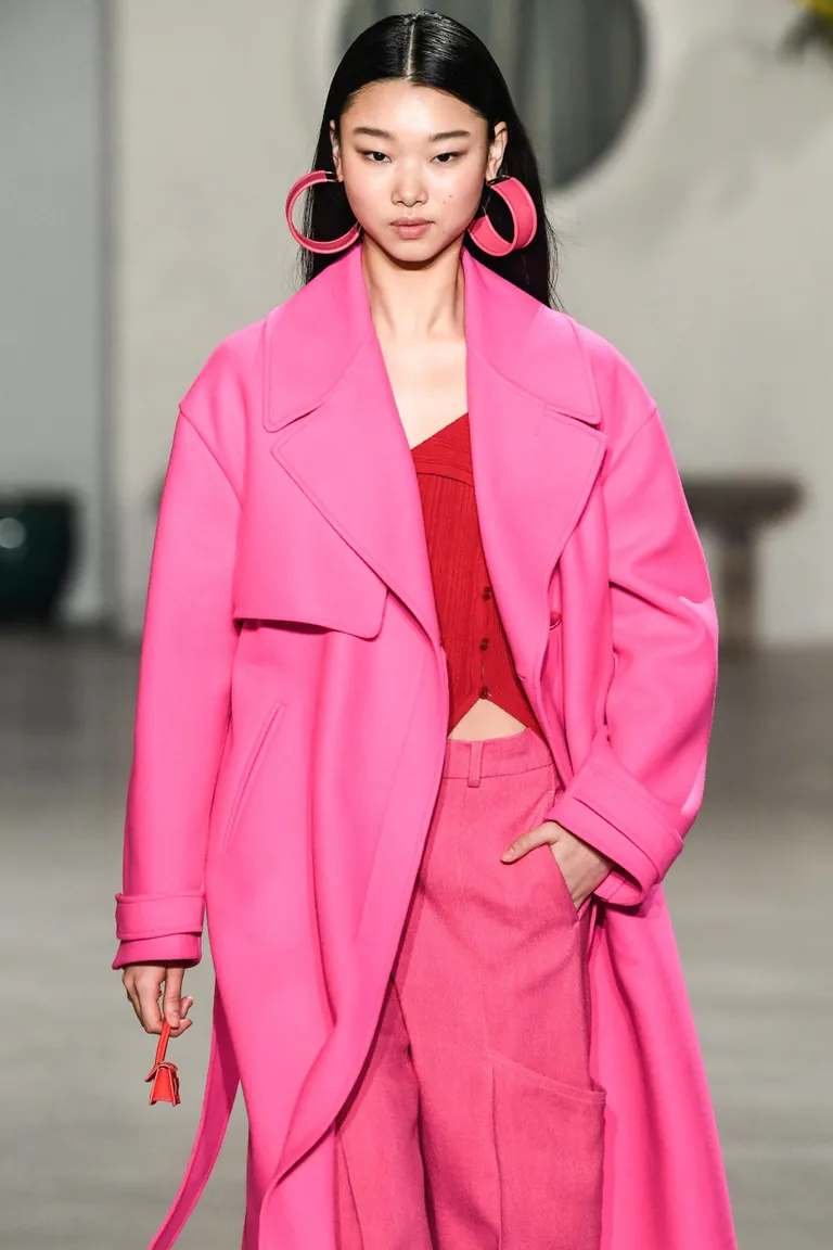 Modell kannab Jacquemus'e kotti Mini Le Chiquito.