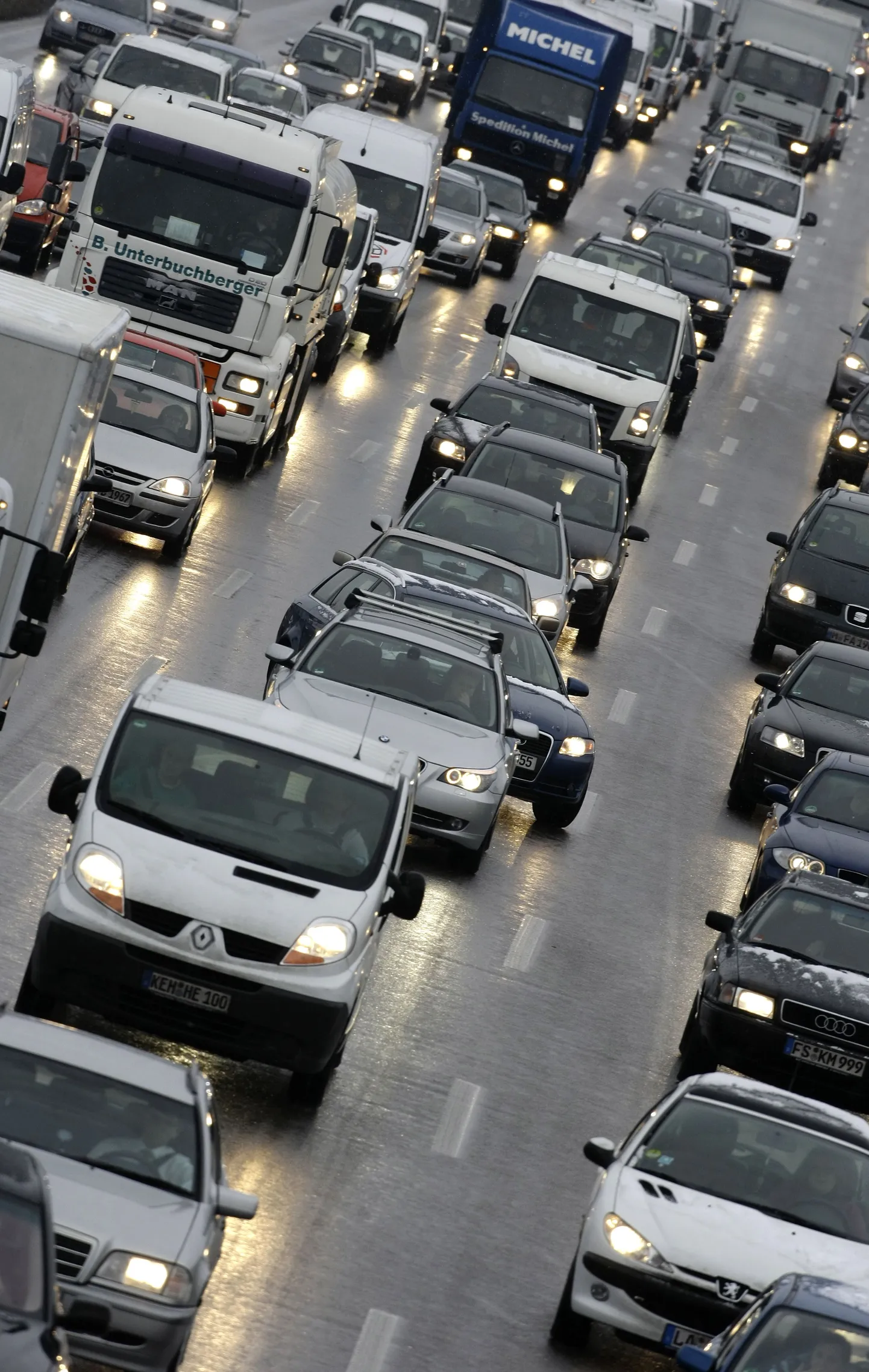 Autodest moodustunud read Müncheni lähistel