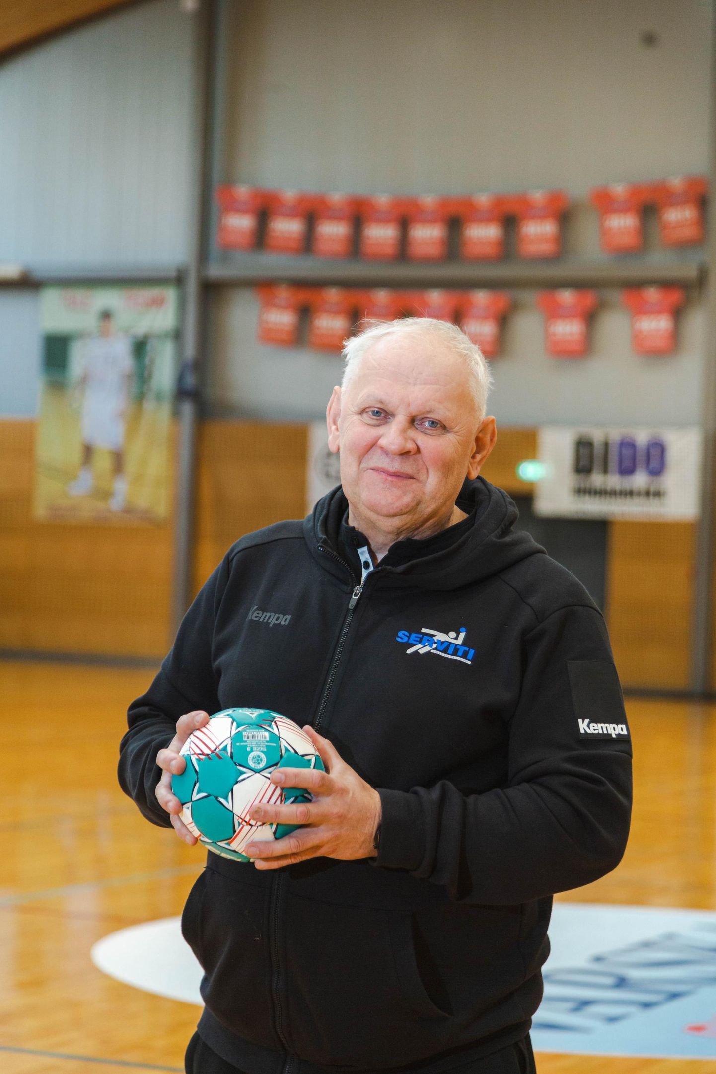 Suurte kogemustega käsipallitreener Kalmer Musting on kodulinnas Põlvas üle 30 aasta tippe kasvatanud.