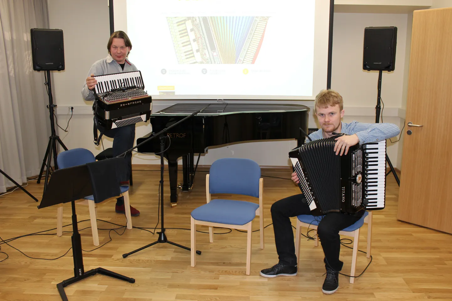 Pillimehed Jaak Lutsoja ja Erik Nisu tutvustavad Pärnu muusikakoolis siitkandi noortele mängijatele uut akordionirepertuaari.
