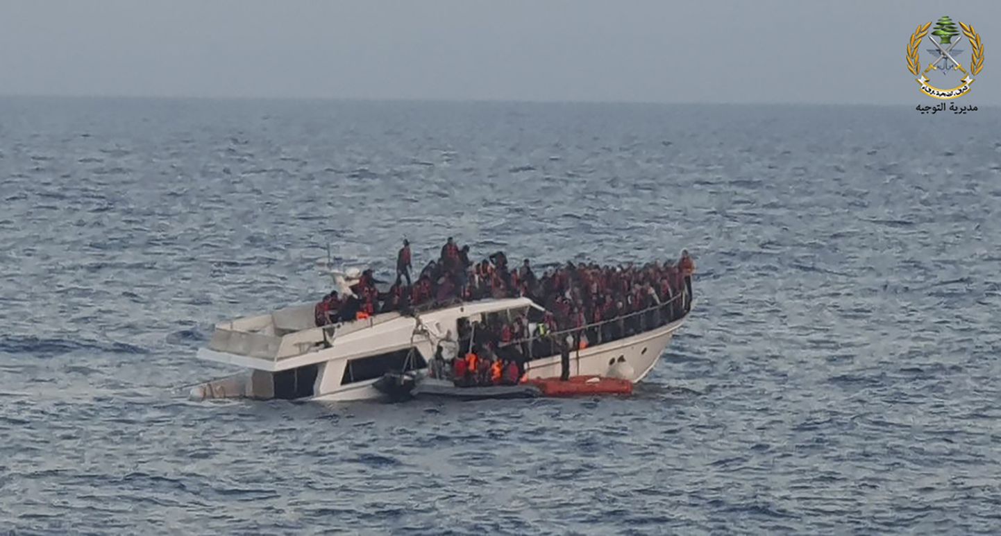 Liibanoni armee sõdurid päästmas Vahemerel migrante nende uppuvalt aluselt.