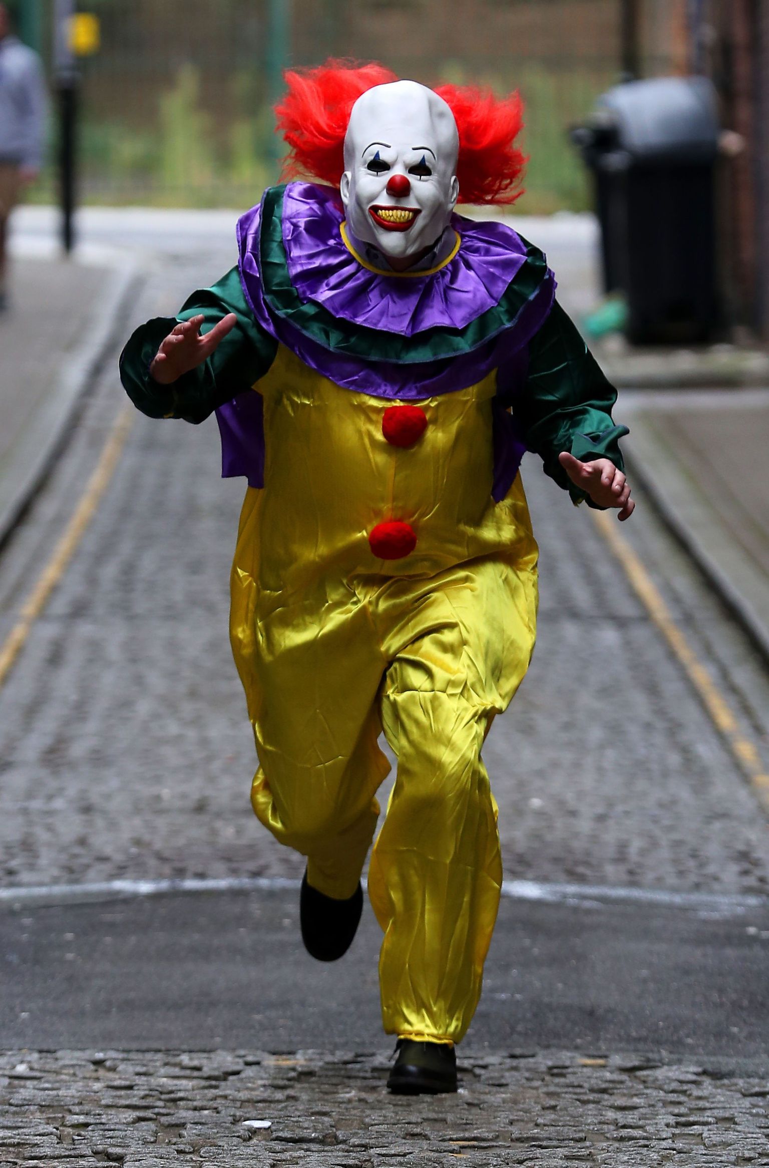 Злой клоун на улице. Фото иллюстративное.