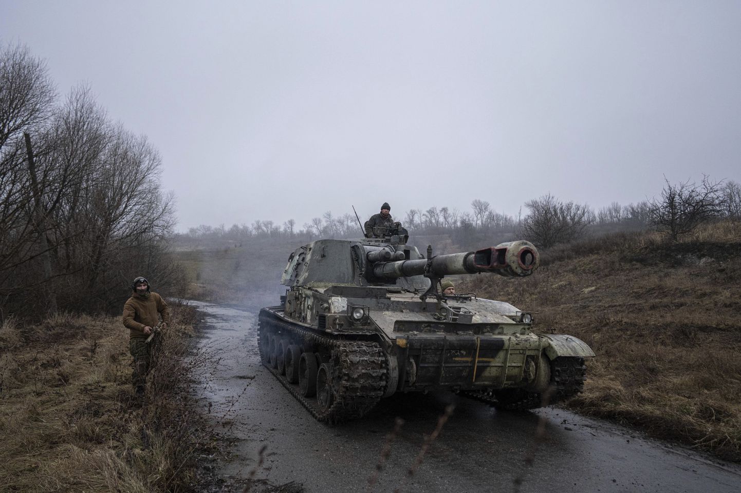 Украина вчера передислоцировала военную технику в Харьковскую область.