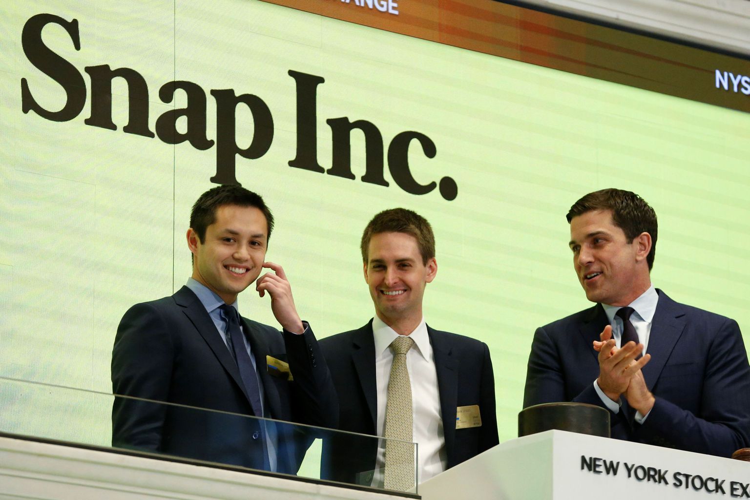 Snapchati asutajad Bobby Murphy (vasakult) ja Evan Spiegel neljapäeval New Yorgi börsil enne Snapi aktsiate avalikku emissiooni.
