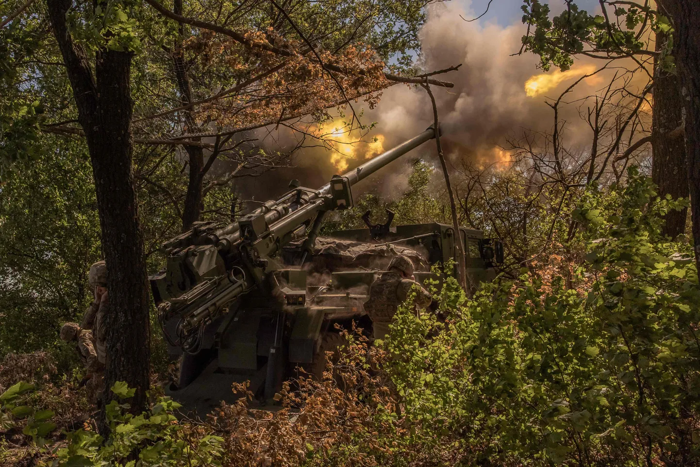 Ukraina sõdurid andmas tuld Vene positsioonide pihta Prantsuse liikurhaubitsast CAESAR 27. juunil 2024. aastal.