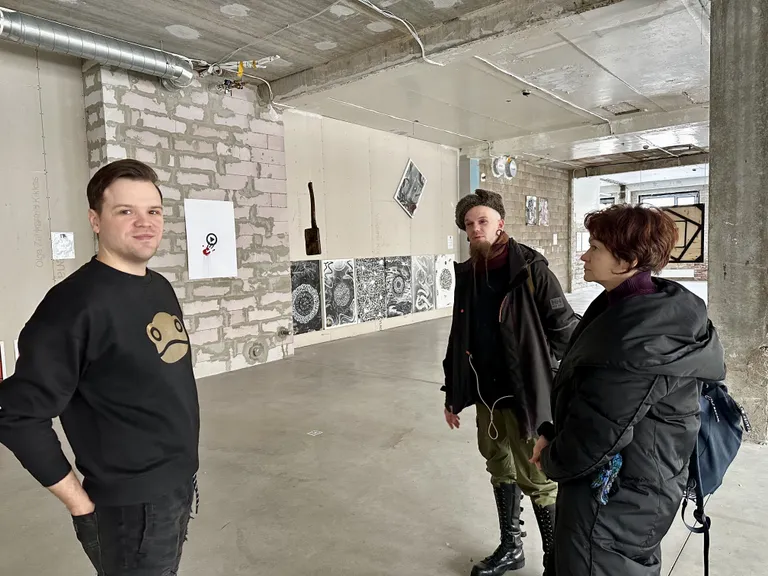 Художники Алекс Битсков, Вован Каштан и Ольга Тюрина в пространстве выставки.