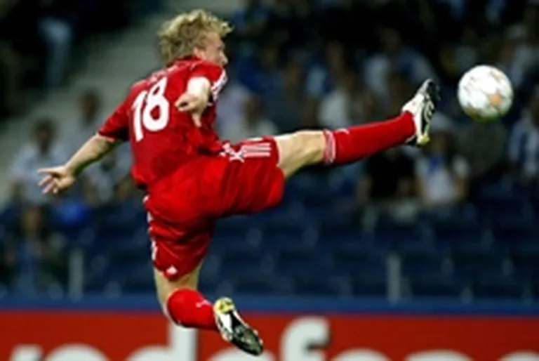 "Liverpool" futbolists Dirks Kujts spēlē pret "Porto" 