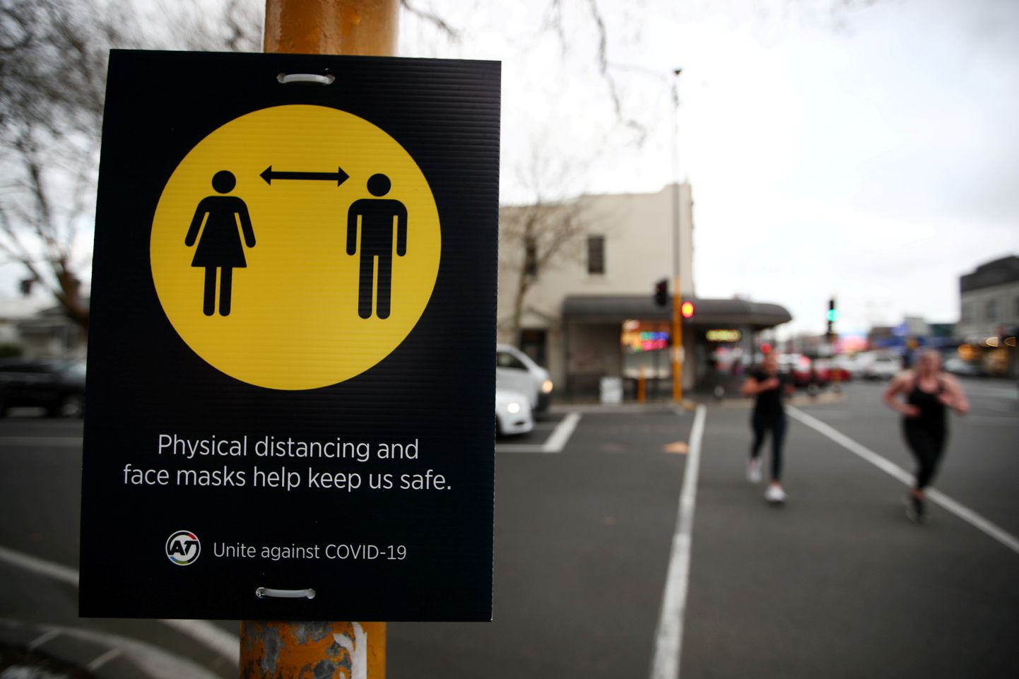 Brīdinājuma zīmes, aicinot ievērot 2 m distanci, Oklendā, Jaunzēlandē