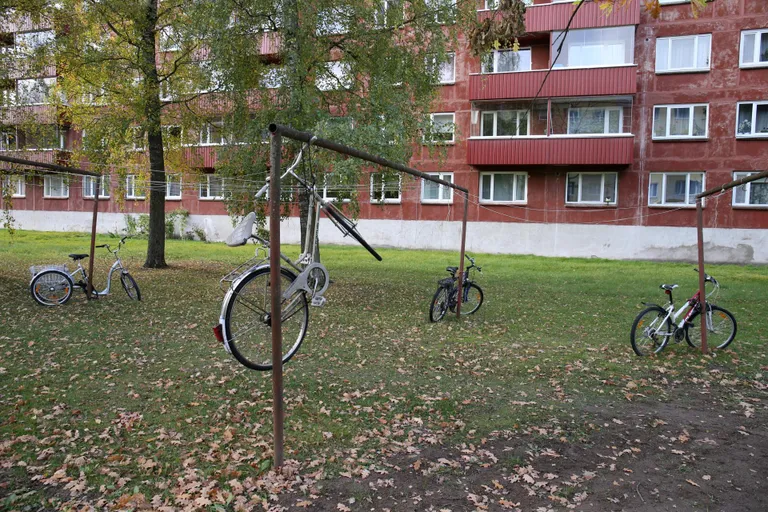 Rattalinn Tartu. Annelinnas napib jalgrataste hoiukohti, õnneks on seal veel pesukuivatuskohti. Ja inimene on leidlik.