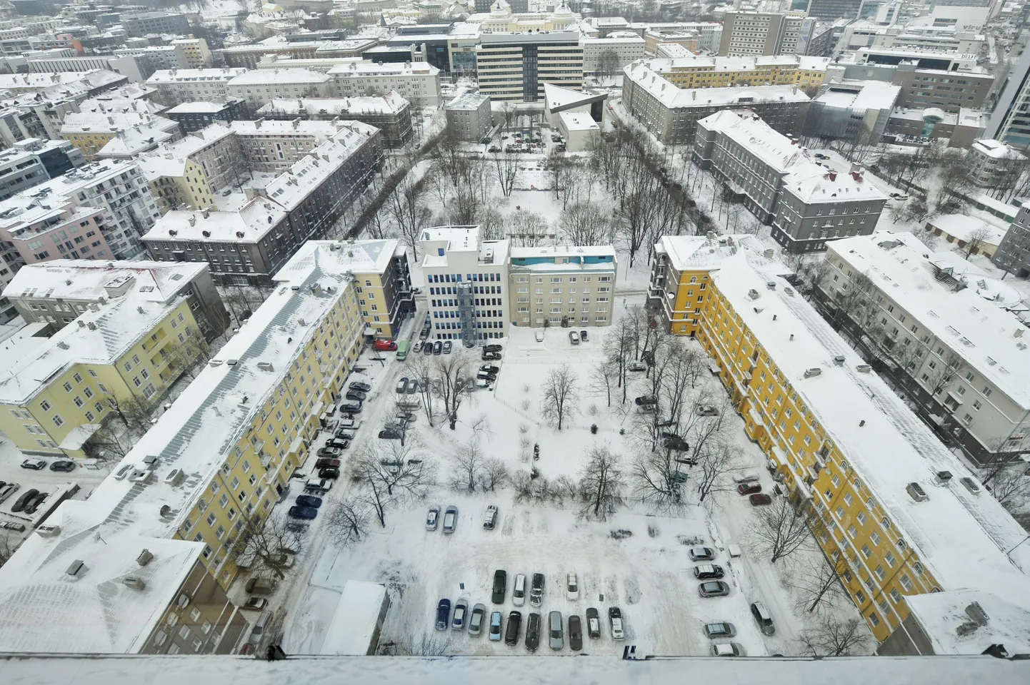 Hotell Olümpia taga olev parkla, kuhu planeeritakse juurdeehitust.