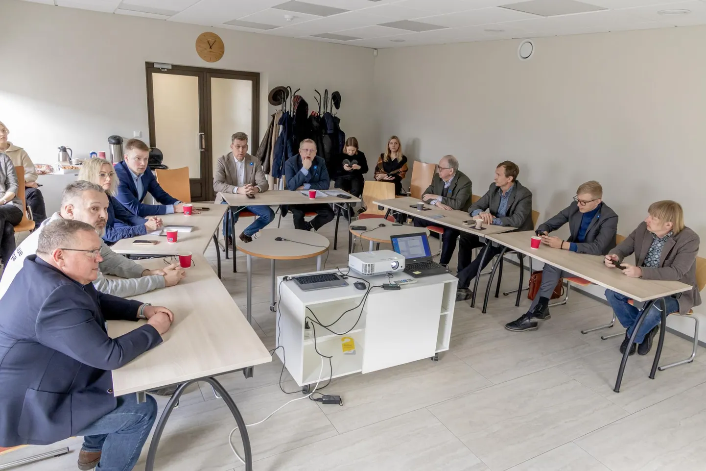 Euroopa Liidu asjade komisjoni väljasõiduistung Pärnu lennujaamas.