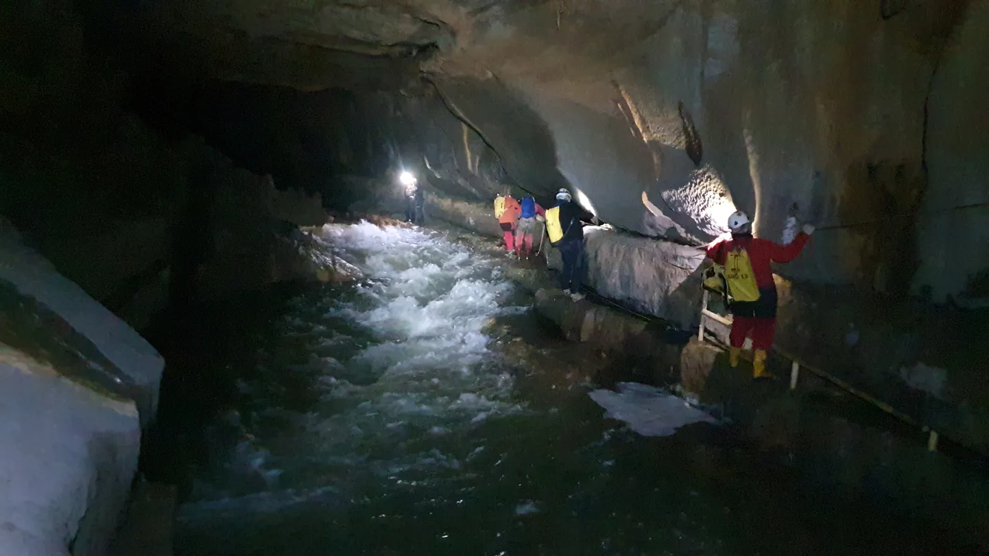 Päästeoperatsioon Sloveenia keskosas Bloska Policas. Senimaani pole suudetud koopasse lõksu jäänud viit inimest päästa.