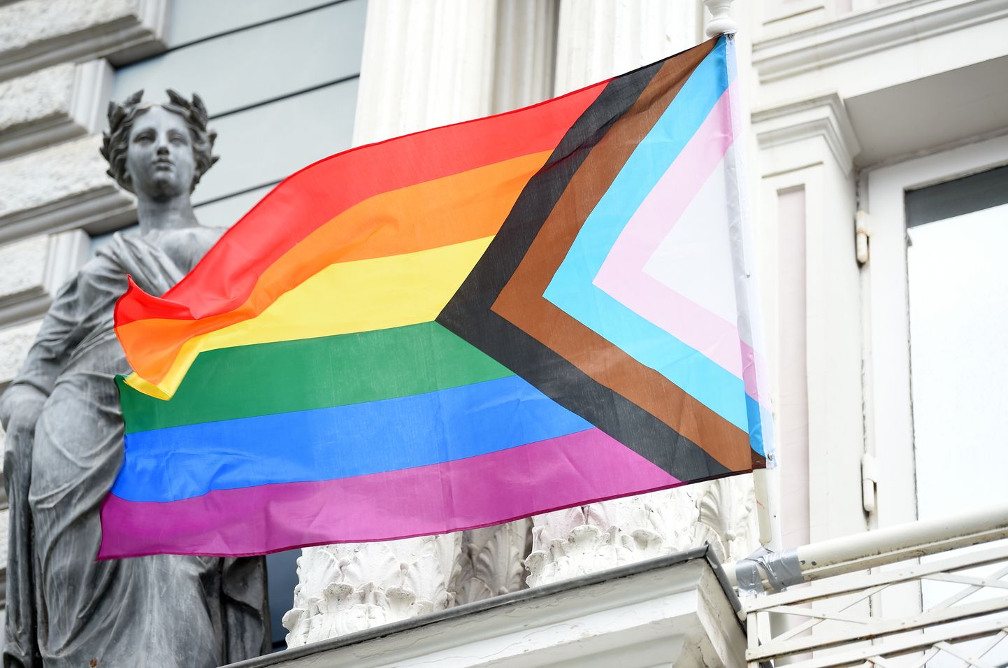 LGBT+ lipp Riias Prantsuse instituudi hoonel.