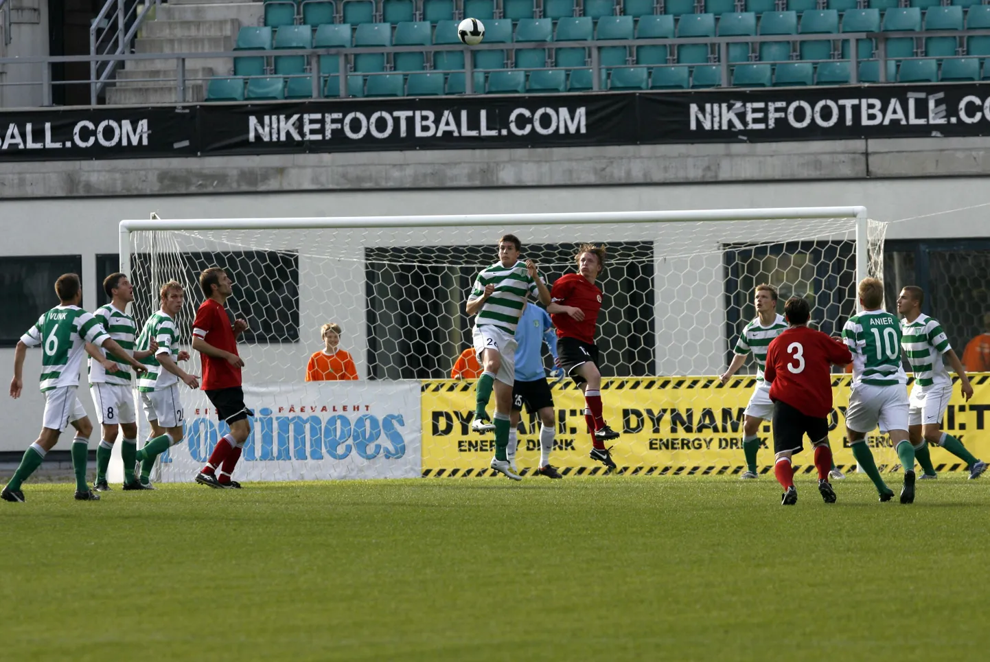 FC Flora (triibulises) jääb kolmandal kohal paiknevast Narva Transist maha juba kaheksa punktiga.